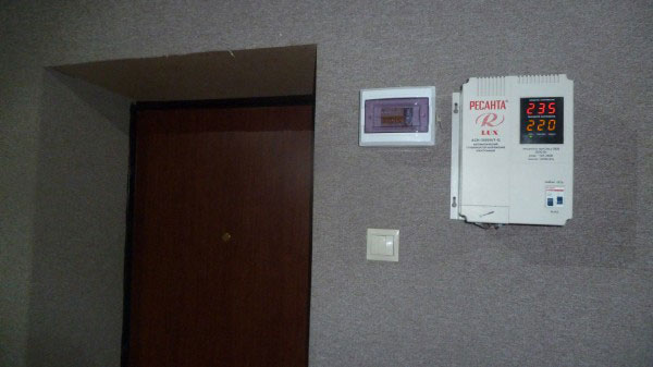 монтаж стабилизатора на стену в прихожой