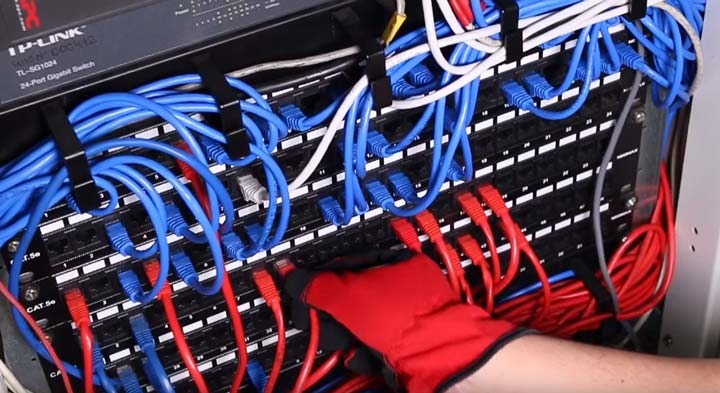 работа в щитовой в перчатках КВТ