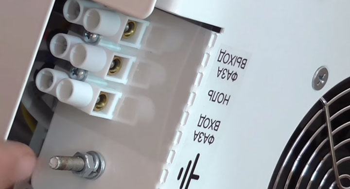 клеммы подключения проводов на стабилизаторе какой куда