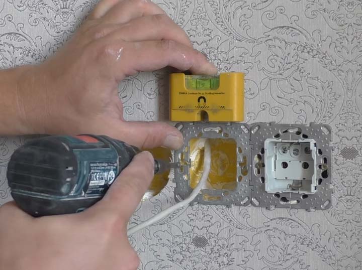 проверка соосности при установке интрнет розетки уровнем электрика Pocket Electric