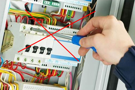 отвертка с голым жалом почему нельзя в щитовой