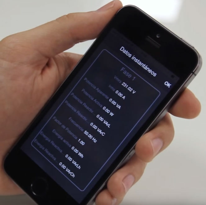 данные замеров напряжения, тока, мощности в розетке дома на смартфоне