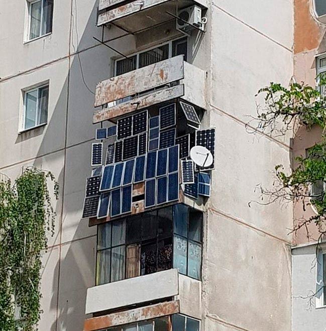 много слонечных панелей на балконе многоэтажки
