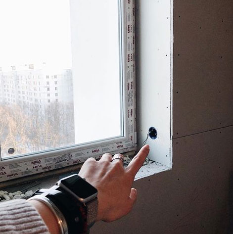 выключатель в откосе окна