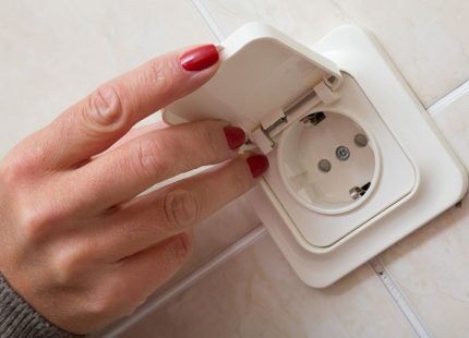 При покупке розетки с крышкой следует проверить ее работоспособность Проверка качества розетки